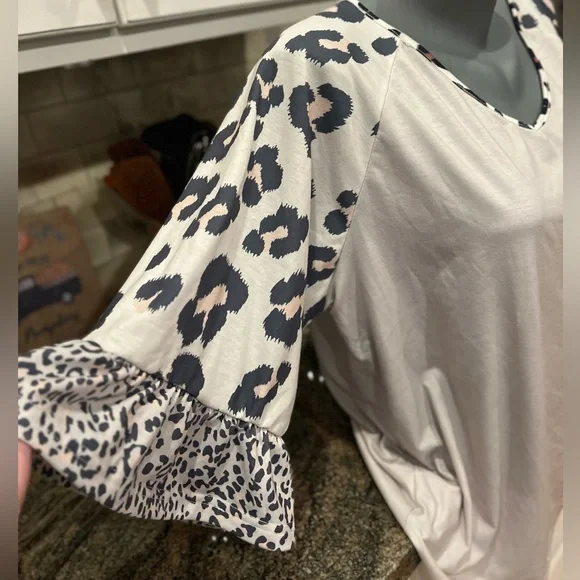 Leopard Print Top With Wide Sleeves - Picture 2 of 4